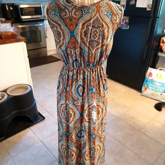 Ace Dresses & Skirts - Brown Paisley tee length, v-neck, sleeveless